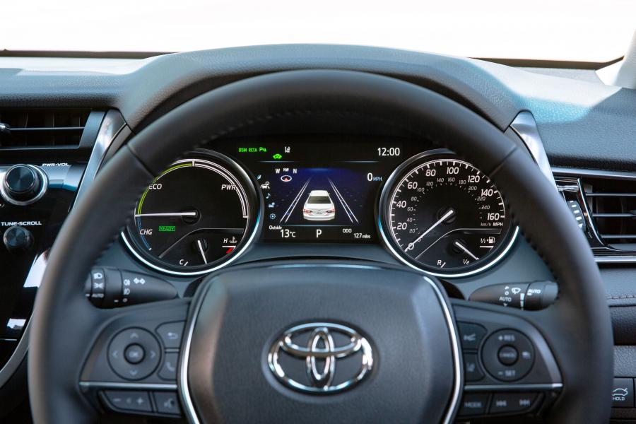 Панель приборов Toyota Camry Hybrid 2019 года  (UK) (фото 34 из 40)